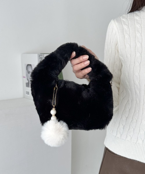 CLEA ショルダーバッグ バッグ チャーム付きファーショルダーバッグ