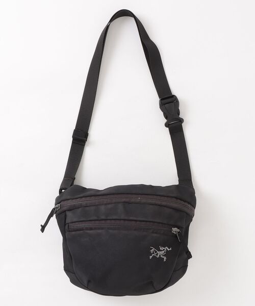Arc’teryx ショルダーバッグ ARC'TERYX（アークテリクス） 刺繍ショルダーバッグ - ブラック メンズ