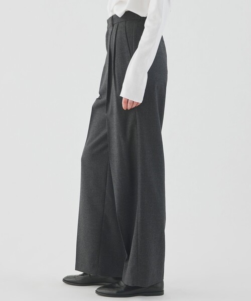 新品！GALERIE VIE MEN タックパンツ チャコールグレー ウォッシャブルギャバジン タックパンツ｜トゥモローランド 公式通販