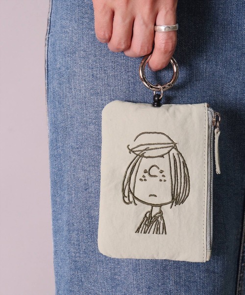 新品★SNOOPY【ナイロン　パスケース　コインケース】リールつき　フェイス刺繍 SNOOPY スヌーピー パスケース リール付き キャラクター