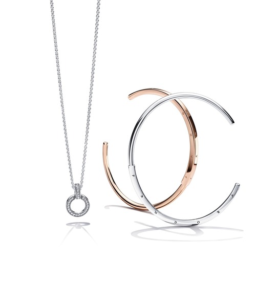 PANDORA シルバーバングル ハート型留め具　ショッパー付き Logo Heart Clasp Bangle