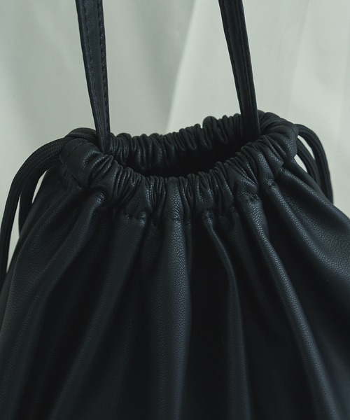 LKBennett Ottie ブラック ヴィーガンレザー ショルダーバッグ Ottie Black Vegan Leather Shoulder Bag | Handbags