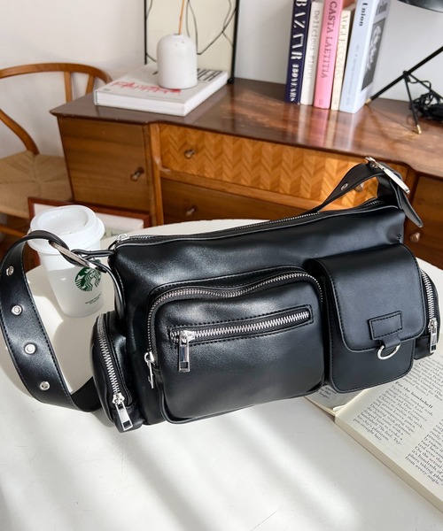 週末期間限定SALE！OFF-White ブラック マルチポケットハンドバッグ Acne Studios - マルチポケットスタッズショルダーバッグ - ブラック