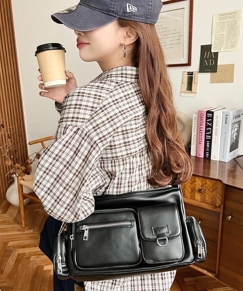 週末期間限定SALE！OFF-White ブラック マルチポケットハンドバッグ moment+ ハンドバッグ ベルトショルダーマルチポケットハンドバッグ